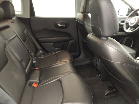 Used 2018 Jeep Compass Latitude FWD image 19