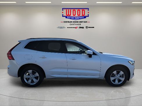 Used 2022 Volvo XC60 B5 Momentum AWD/4WD image 2