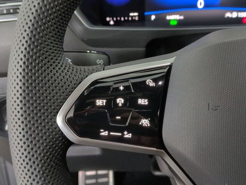 Certified 2022 Volkswagen Tiguan SE R-Line image 24