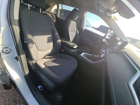 Used 2019 Toyota RAV4 LE FWD image 4