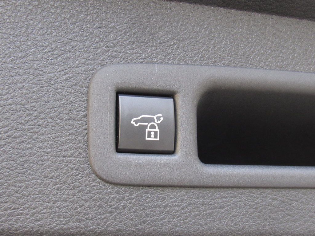 Used 2025 Toyota Sienna XLE FWD image 25