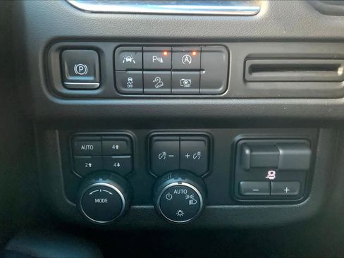 Certified 2024 Chevrolet Tahoe Z71 w/ Luxury Package AWD/4WD image 35