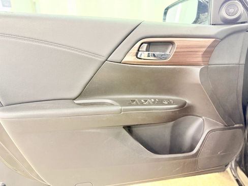 Used 2017 Honda Accord EX image 11