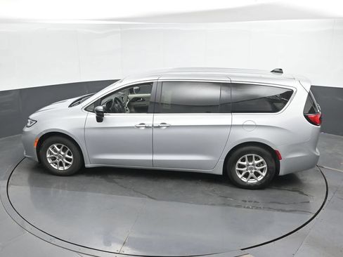 Used 2024 Chrysler Pacifica Touring-L FWD image 37
