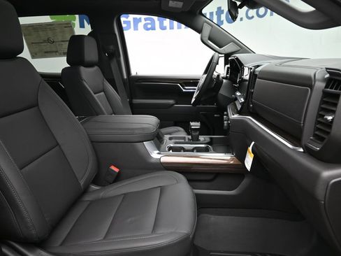Used 2025 Chevrolet Silverado 1500 LT Trail Boss w/ Convenience Package II AWD/4WD image 9