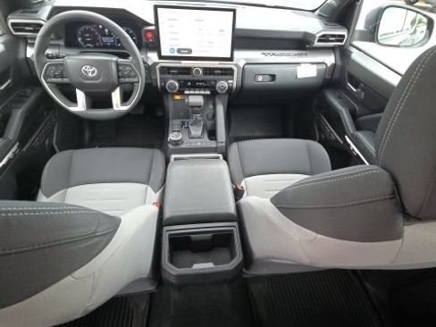 Used 2025 Toyota Tacoma TRD Off-Road AWD/4WD image 15