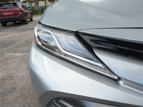 Used 2020 Toyota Camry XLE image 10
