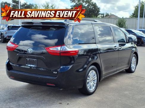 Used 2017 Toyota Sienna XLE Premium FWD image 4