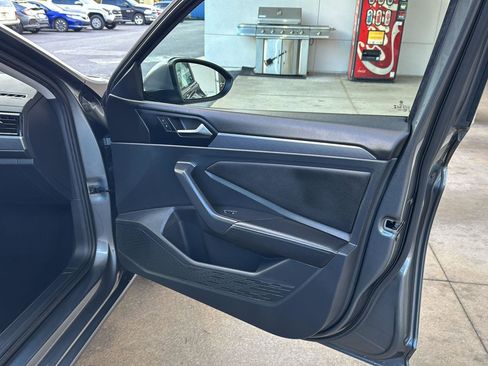 Used 2024 Volkswagen Jetta SE image 12