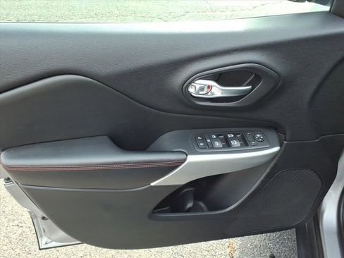 Used 2017 Jeep Cherokee Trailhawk w/ Cold Weather Group image 23