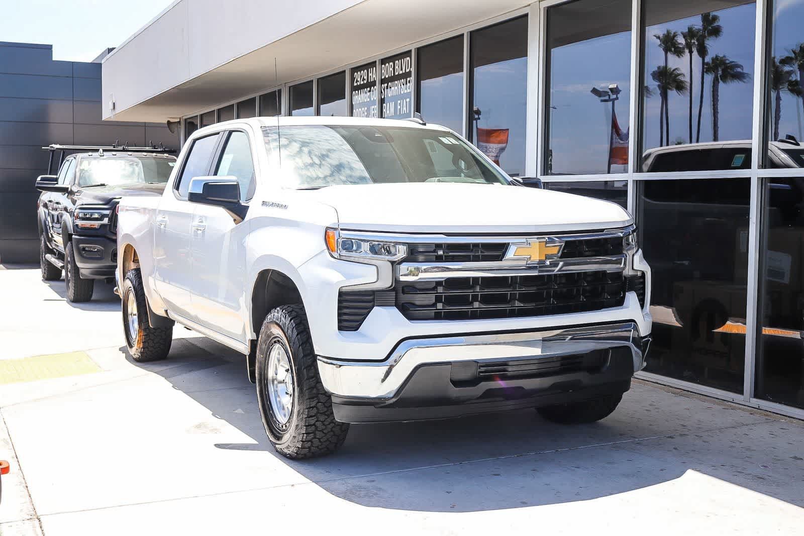 Used 2025 Chevrolet Silverado 1500 LT RWD image 3