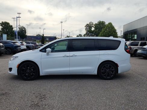 Used 2018 Chrysler Pacifica Touring Plus w/ S Appearance Package FWD image 4