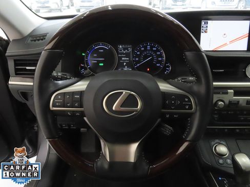 Used 2018 Lexus ES 300h w/ Luxury Package FWD image 17