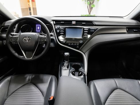 Used 2020 Toyota Camry SE FWD image 5