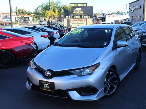 Used 2018 Toyota Corolla iM w/ Carpet Mat Package (TMS) FWD image 2