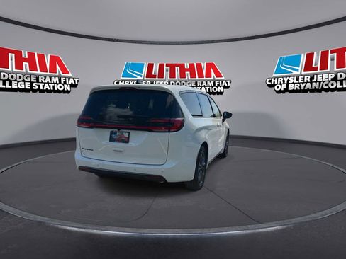 New 2026 Chrysler Pacifica Select image 7