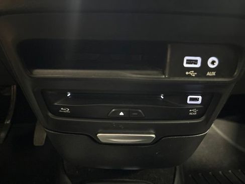 Used 2020 Chrysler Pacifica Touring-L FWD image 22