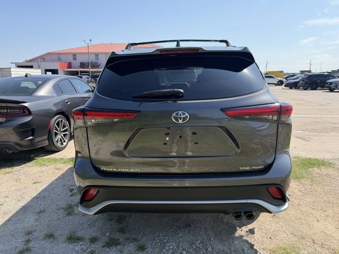 Used 2023 Toyota Highlander XSE AWD/4WD image 3