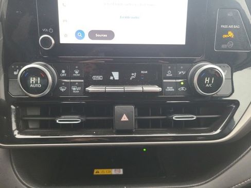 Used 2024 Toyota Highlander XLE image 29