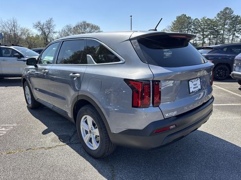 Certified 2022 Kia Sorento LX image 5