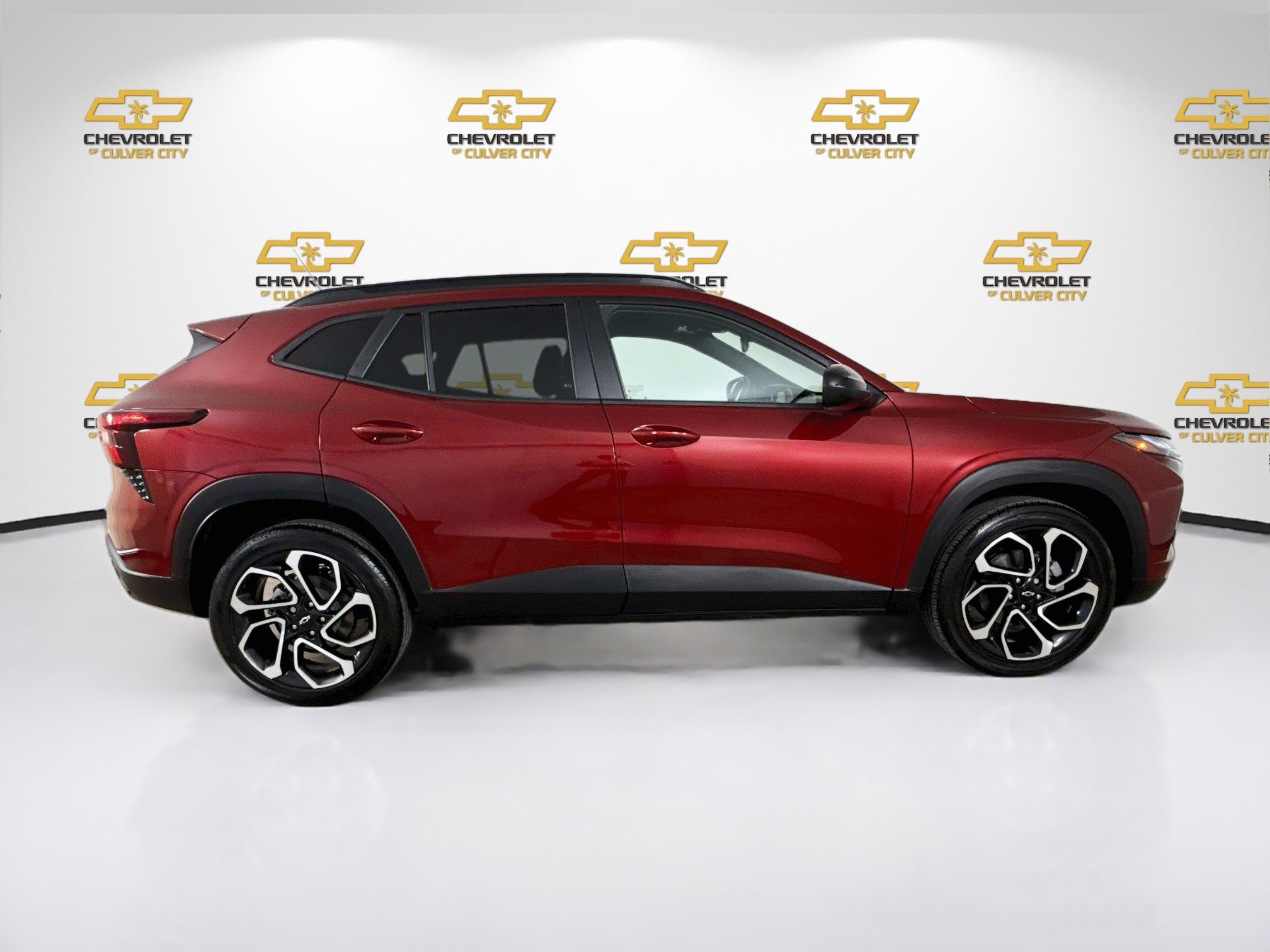 Used 2025 Chevrolet Trax RS w/ Sunroof Package FWD image 9