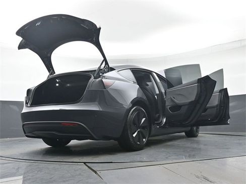 Used 2025 Tesla Model 3 image 47