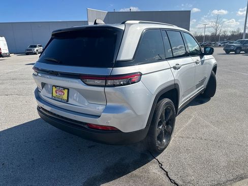 Used 2024 Jeep Grand Cherokee Altitude AWD/4WD image 3