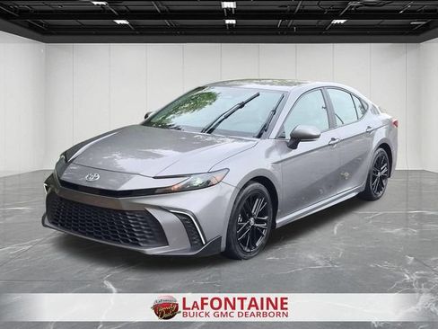 Used 2025 Toyota Camry SE FWD image 1