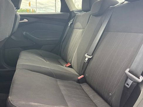Used 2018 Ford Focus SE w/ SE Appearance Package FWD image 18