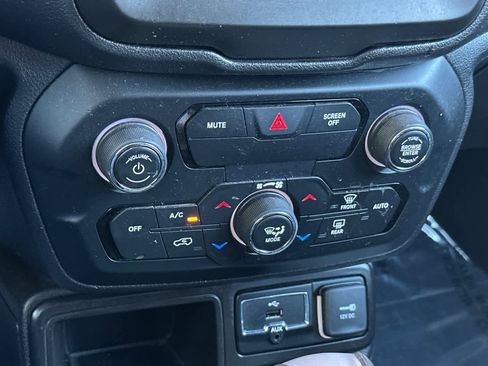 Used 2020 Jeep Renegade Altitude FWD image 22