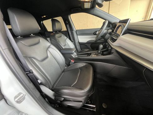 Used 2025 Jeep Compass Limited image 37