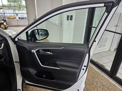 Used 2021 Toyota RAV4 XLE Premium AWD/4WD image 15