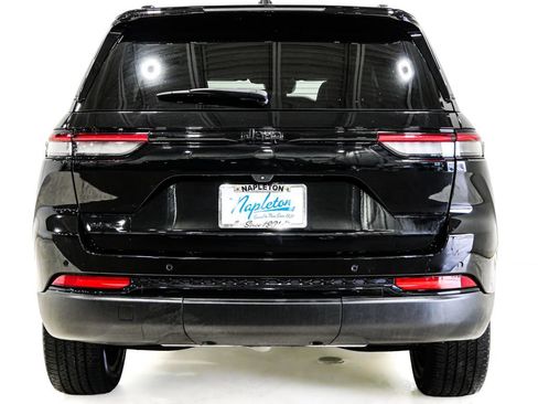 Used 2023 Jeep Grand Cherokee Altitude AWD/4WD image 8