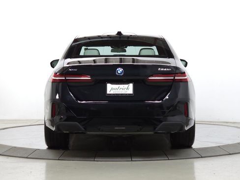 Used 2025 BMW 550e xDrive w/ Executive Package image 7