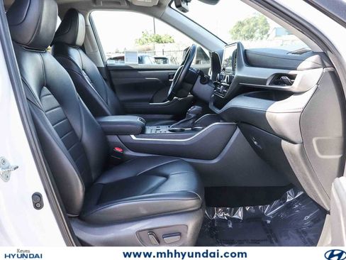 Used 2023 Toyota Highlander XLE FWD image 16