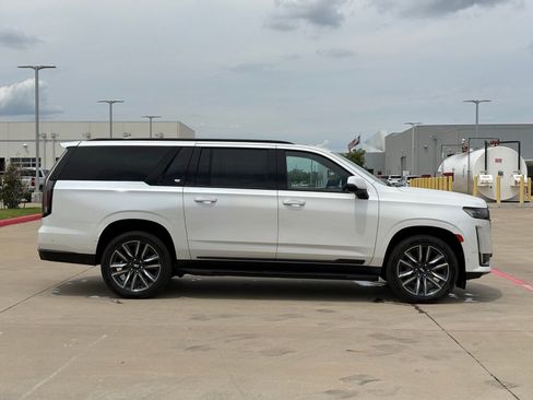 Used 2023 Cadillac Escalade ESV Sport w/ Heavy-Duty Trailer Package AWD/4WD image 8