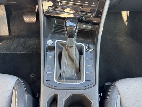 Used 2025 Volkswagen Jetta SE image 46