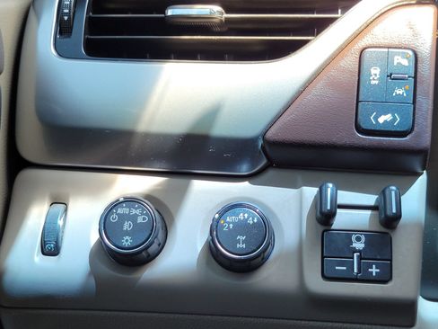 Used 2019 Chevrolet Tahoe LT w/ LT Signature Package AWD/4WD image 16