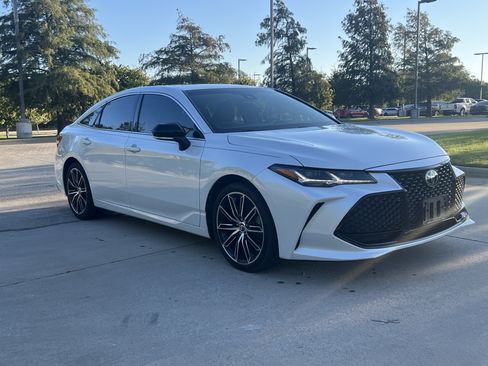Used 2019 Toyota Avalon Touring FWD image 2