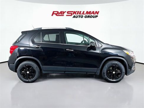 Used 2020 Chevrolet Trax LT w/ LT Convenience Package image 8