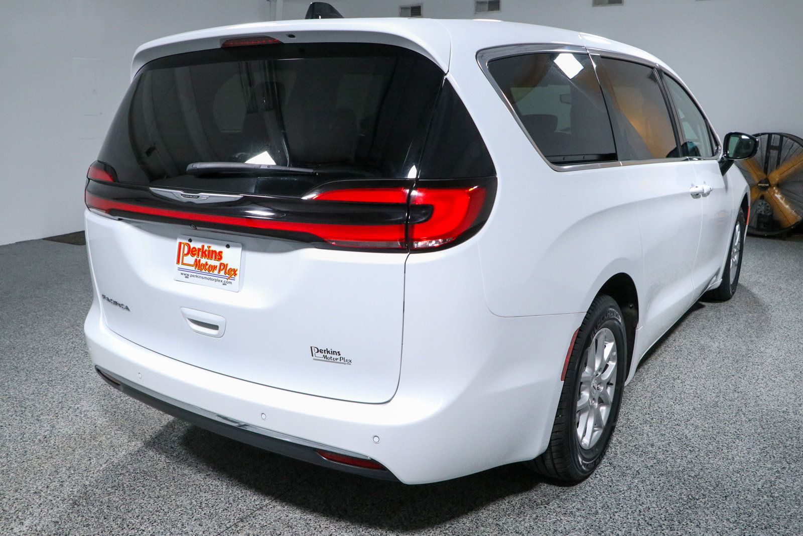 Used 2024 Chrysler Pacifica Touring-L FWD image 7