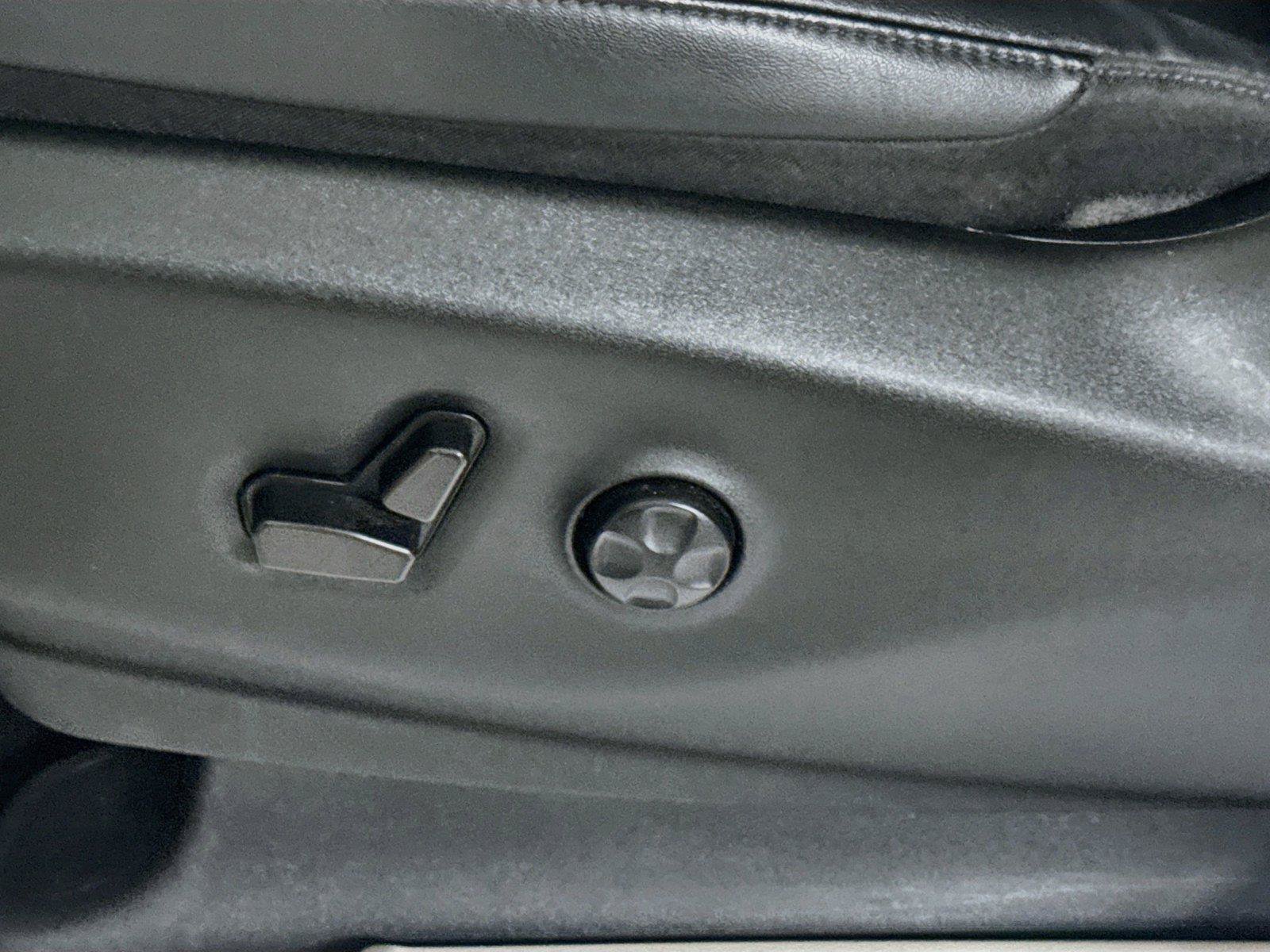 Used 2024 Chrysler Pacifica Touring-L FWD image 21