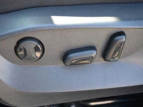 Used 2023 Volkswagen Taos SE image 17