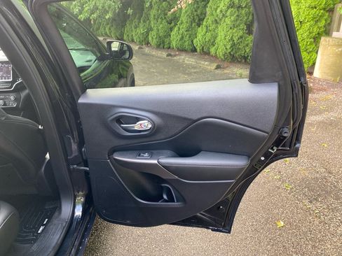 Used 2019 Jeep Cherokee Limited AWD/4WD image 23