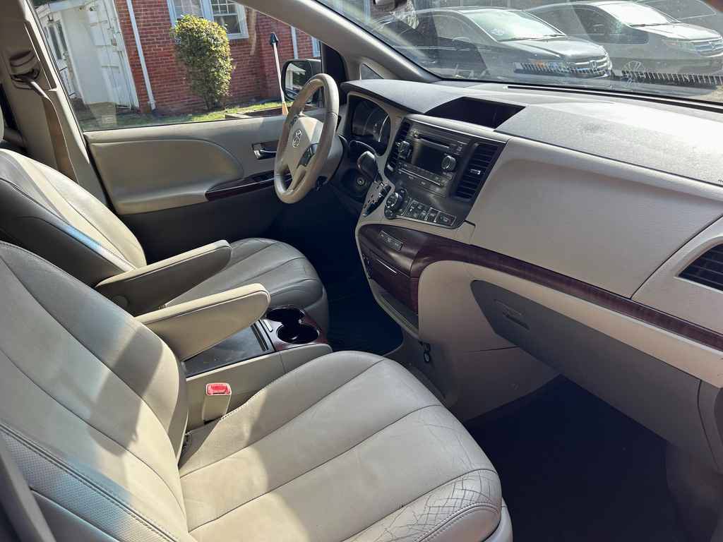 Used 2014 Toyota Sienna XLE FWD image 16