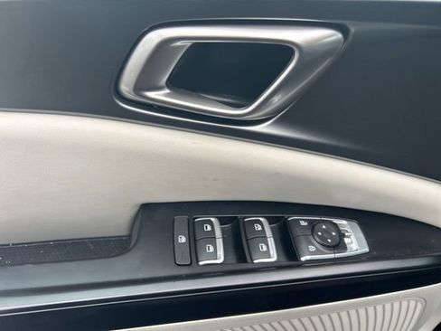 Used 2024 Kia Carnival LX image 15