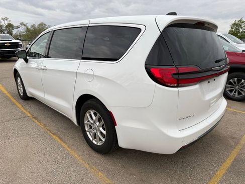 Used 2025 Chrysler Pacifica Select FWD image 4