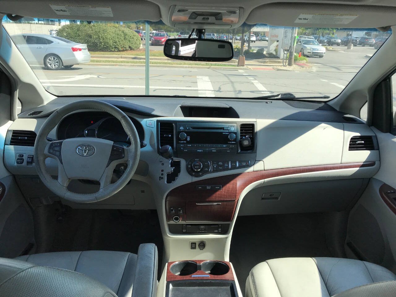 Used 2011 Toyota Sienna XLE w/ Entertainment Pkg FWD image 11
