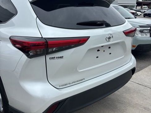 Used 2023 Toyota Highlander L FWD image 7