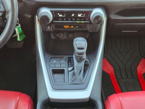 Used 2020 Toyota RAV4 LE FWD image 19